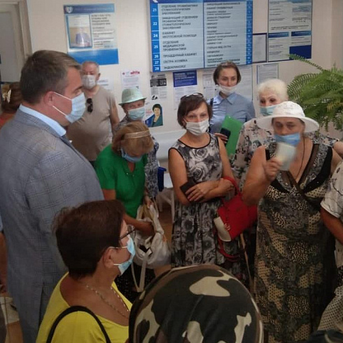 Виталий Денисов провёл административные обходы во взрослой и детской поликлиниках 