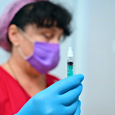 «Прямо в нос»: севастопольцы могут привиться от COVID-19 назальным способом