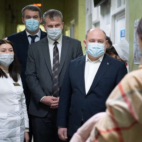 Михаил Развожаев проверяет готовность поликлиник к новой волне коронавируса