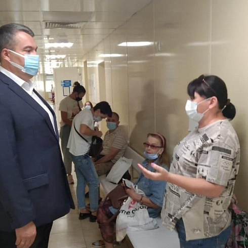 Виталий Денисов провёл административный обход в поликлинике на улице Супруна 