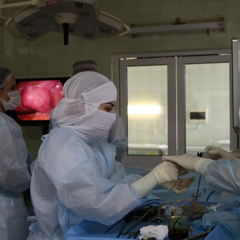 Врачи горбольницы №1 проводят операции на новейшем оборудовании.