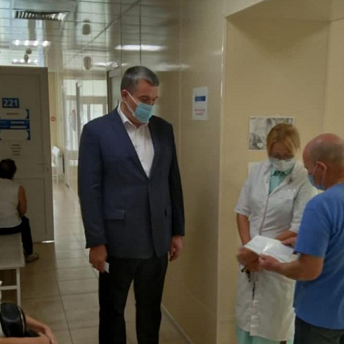 Виталий Денисов провёл административный обход в поликлинике на улице Супруна 