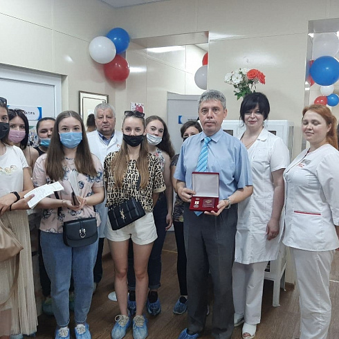 Севастопольского преподавателя наградили медалью «За содействие донорскому движению» Севастопольского преподавателя наградили медалью «За содействие донорскому движению»
