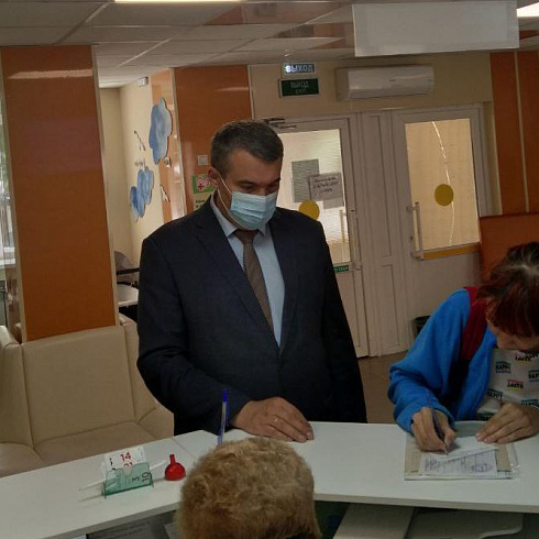 В День защиты детей директор Департамента здравоохранения Виталий Денисов провёл административный обход в детских поликлиниках