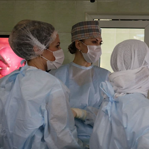 Врачи горбольницы №1 проводят операции на новейшем оборудовании.