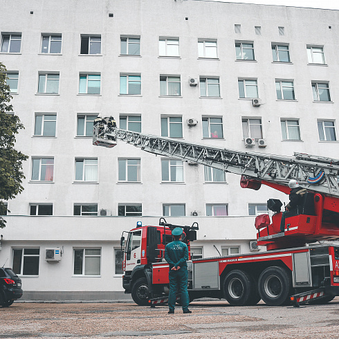 Юных пациентов Городской больницы № 5 в преддверии Всемирного дня защиты детей приехали поздравить сотрудники МЧС