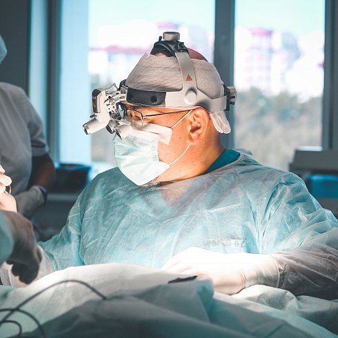 Сложные операции и обмен опытом: шестой год подряд в Севастополь приезжает ведущий хирург Москвы Олег Шмыров