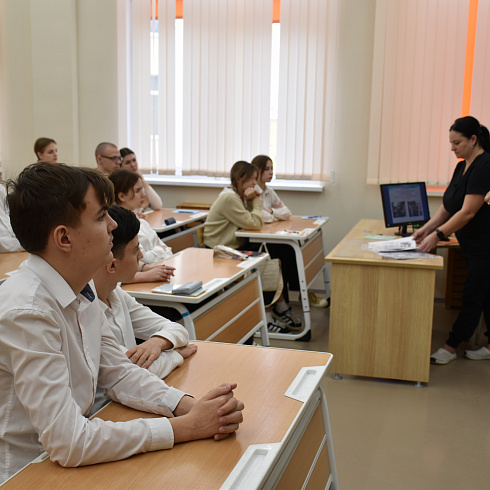 «Хочу, как ты»: для севастопольских школьников прошел урок профориентации медицинских профессий