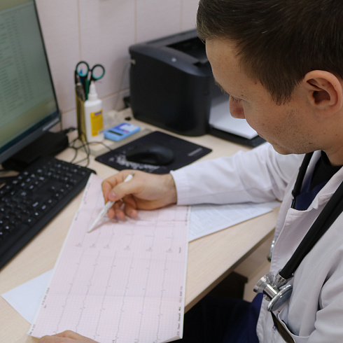 Быть врачом не думал, но научная статья из медицинского журнала перевернула мою жизнь: молодой терапевт работает в приёмном отделении Городской больницы № 9