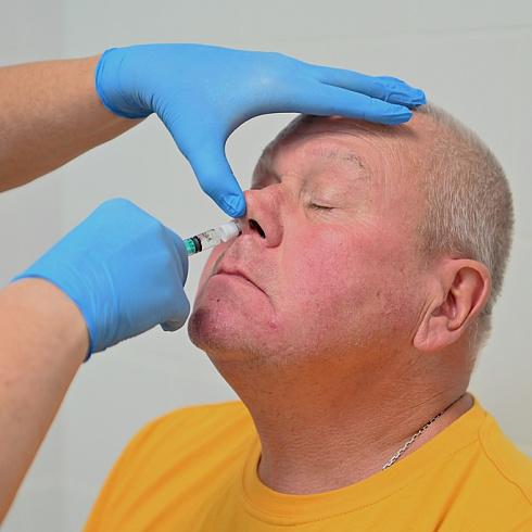 «Прямо в нос»: севастопольцы могут привиться от COVID-19 назальным способом