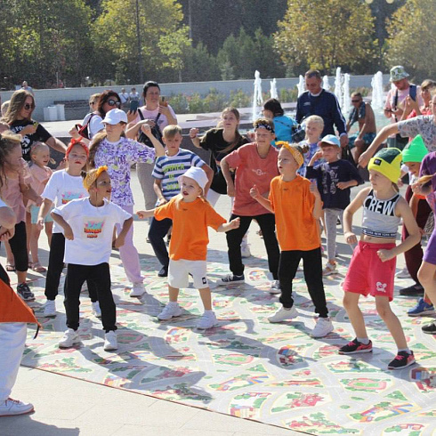 Солнце, музыка, танцы, веселье – проект «Здоровый двор – здоровый город» продолжается