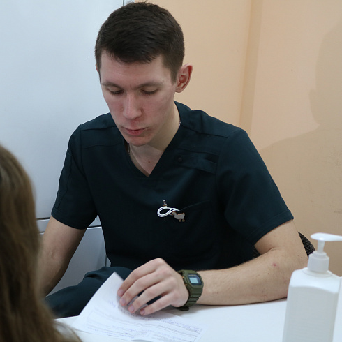 «Мысль стать врачом не покидала меня вплоть до 11 класса»: в детской поликлинике на Северной стороне работает молодой врач-хирург 