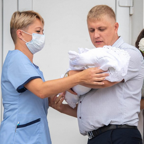 Михаил Развожаев вручил первый подарок для новорожденных Севастопольской семье