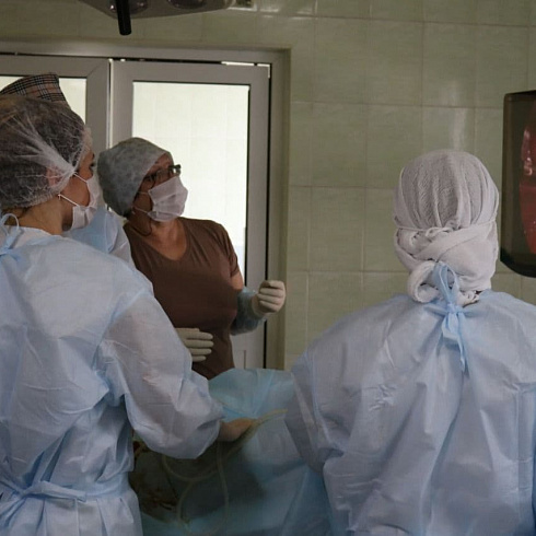 Врачи горбольницы №1 проводят операции на новейшем оборудовании.