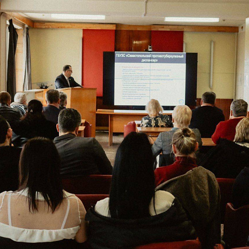 Виталий Денисов провел выездное совещание в Севастопольском городском противотуберкулезном диспансере