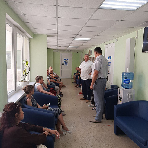 Виталий Денисов провёл административный обход в стоматологической поликлинике № 1