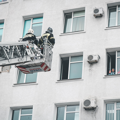 Юных пациентов Городской больницы № 5 в преддверии Всемирного дня защиты детей приехали поздравить сотрудники МЧС