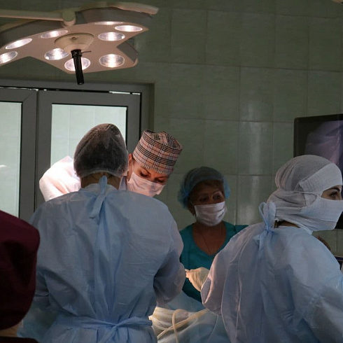 Врачи горбольницы №1 проводят операции на новейшем оборудовании.