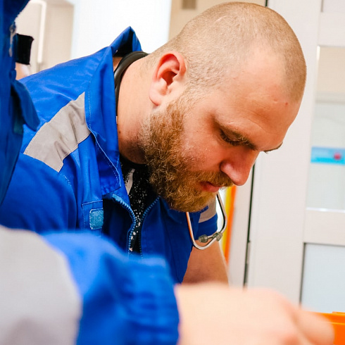 Люди, заточенные на спасение. Профессиональный праздник отмечают работники скорой медицинской помощи. 