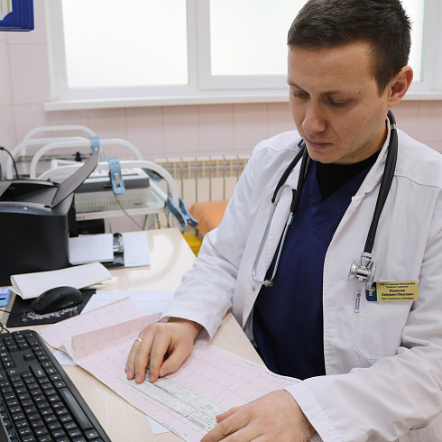Быть врачом не думал, но научная статья из медицинского журнала перевернула мою жизнь: молодой терапевт работает в приёмном отделении Городской больницы № 9