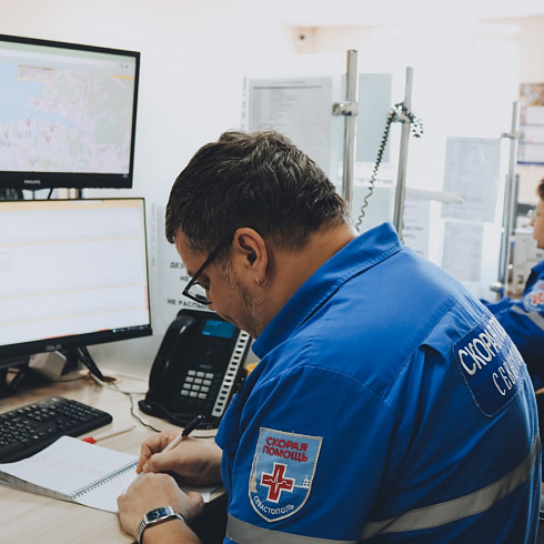 Люди, заточенные на спасение. Профессиональный праздник отмечают работники скорой медицинской помощи. 