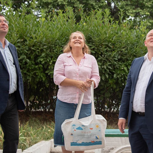 Михаил Развожаев вручил первый подарок для новорожденных Севастопольской семье