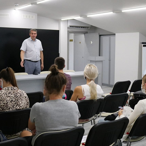 Виталий Денисов и представители молодёжного совета встретились со студентами севастопольского медицинского колледжа