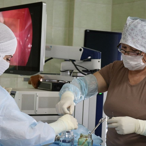 Врачи горбольницы №1 проводят операции на новейшем оборудовании.