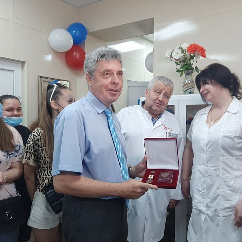 Севастопольского преподавателя наградили медалью «За содействие донорскому движению» Севастопольского преподавателя наградили медалью «За содействие донорскому движению»