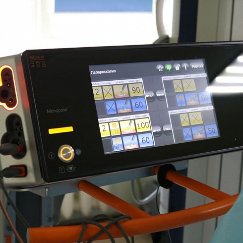 Врачи горбольницы №1 проводят операции на новейшем оборудовании.