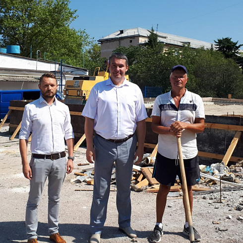 Виталий Денисов провел административный обход территории родильного дома № 1