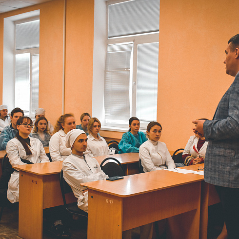 Виталий Денисов встретился с выпускниками медицинского колледжа им. Жени Дерюгиной