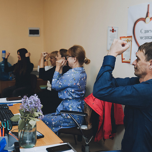 «Подзарядка» для всех: врачи Центра медицинской профилактики провели гимнастику для офисных работников