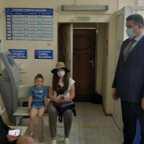 В День защиты детей директор Департамента здравоохранения Виталий Денисов провёл административный обход в детских поликлиниках