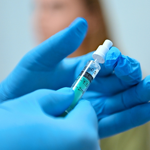 «Прямо в нос»: севастопольцы могут привиться от COVID-19 назальным способом