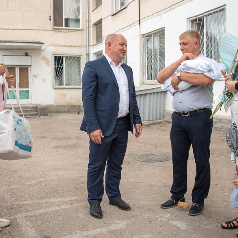 Михаил Развожаев вручил первый подарок для новорожденных Севастопольской семье