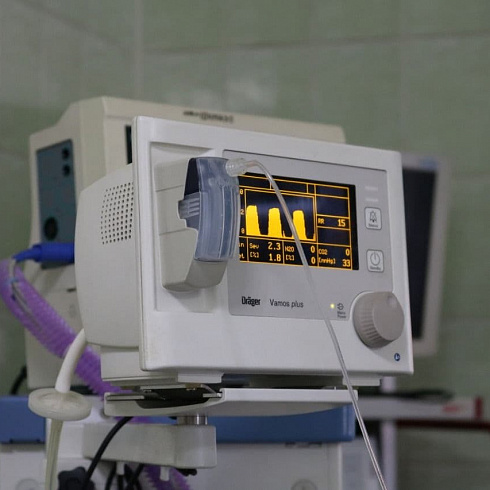 Врачи горбольницы №1 проводят операции на новейшем оборудовании.