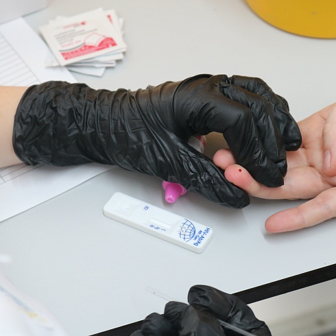 Проверить свой статус и жить без страха: почему ВИЧ сегодня — это не приговор