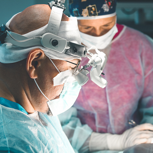 Сложные операции и обмен опытом: шестой год подряд в Севастополь приезжает ведущий хирург Москвы Олег Шмыров