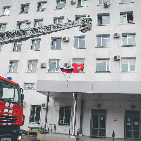 Юных пациентов Городской больницы № 5 в преддверии Всемирного дня защиты детей приехали поздравить сотрудники МЧС
