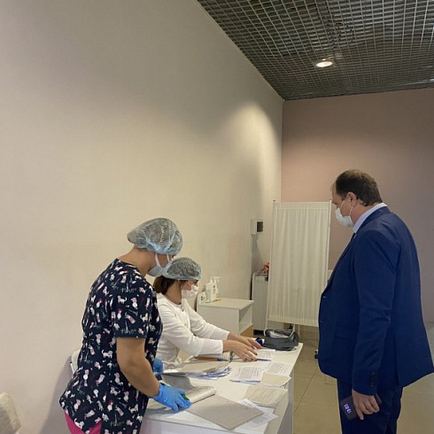 Заместитель губернатора Александр Кулагин проверил работу пунктов вакцинации