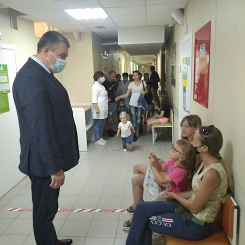 В День защиты детей директор Департамента здравоохранения Виталий Денисов провёл административный обход в детских поликлиниках