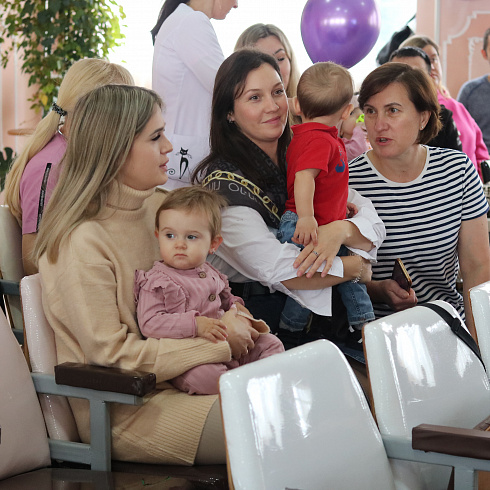 Право на чудо: малыши и их родители пришли в гости к врачам по случаю Международного дня недоношенных