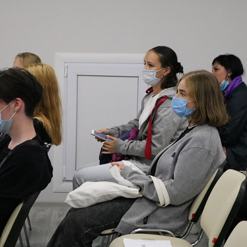 Виталий Денисов и представители молодёжного совета встретились со студентами севастопольского медицинского колледжа