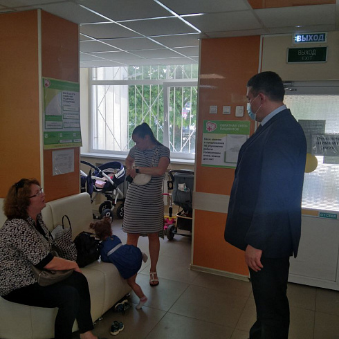 В День защиты детей директор Департамента здравоохранения Виталий Денисов провёл административный обход в детских поликлиниках