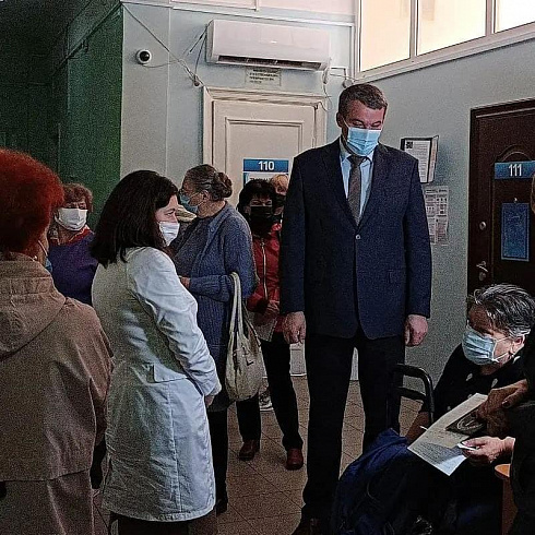 Виталий Денисов провёл административный обход пунктов вакцинации 