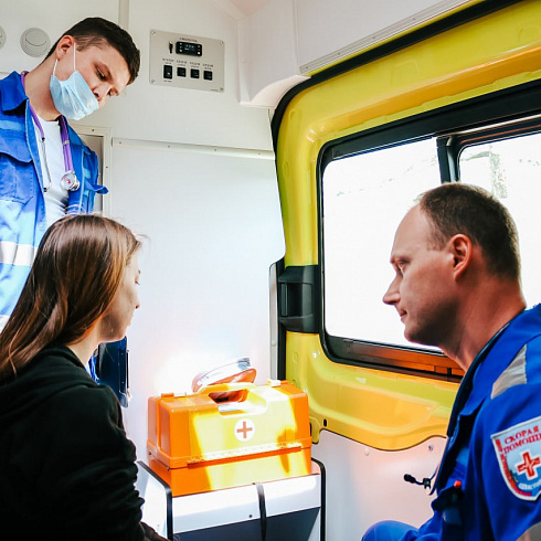 Люди, заточенные на спасение. Профессиональный праздник отмечают работники скорой медицинской помощи. 