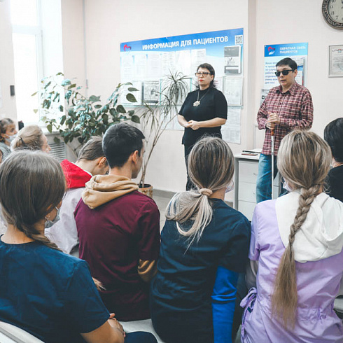 Инклюзивное взаимодействие: для медиков прошел семинар по навыкам работы с пациентами с ограниченным возможностями по зрению