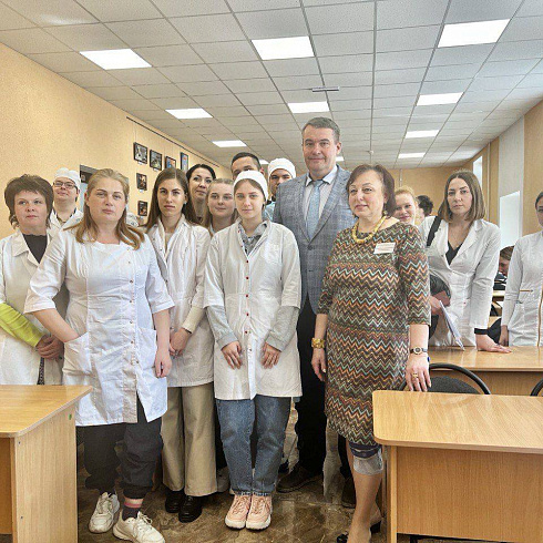 Виталий Денисов встретился с выпускниками медицинского колледжа им. Жени Дерюгиной