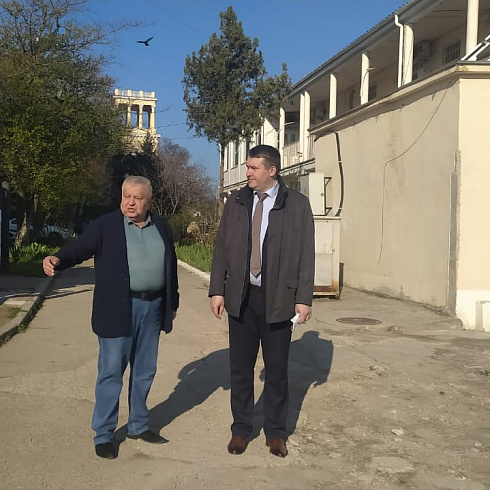 Виталий Денисов провёл административный обход в севастопольском центре крови